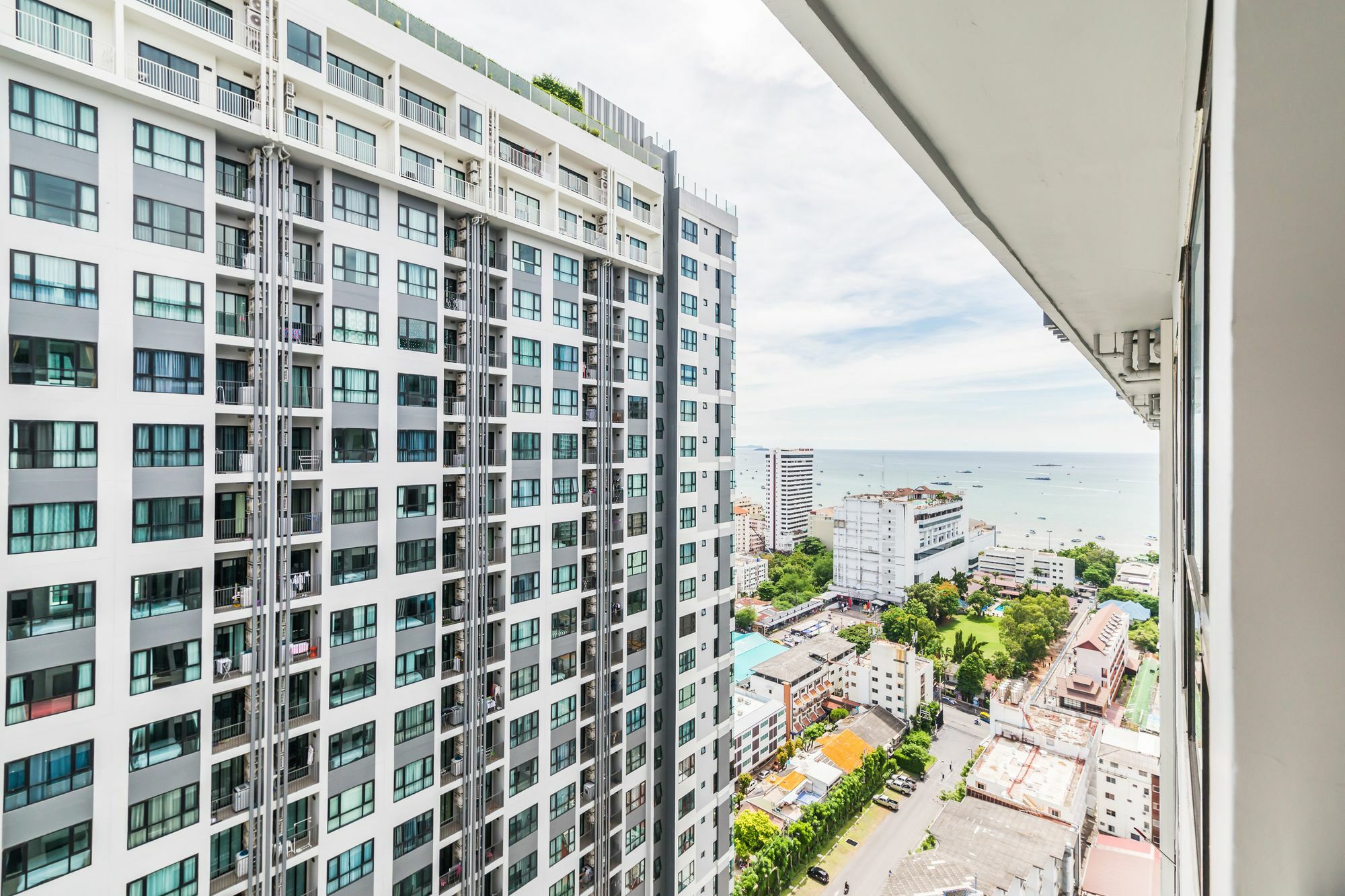 Favstay - The Base Central Pattaya Exterior photo
