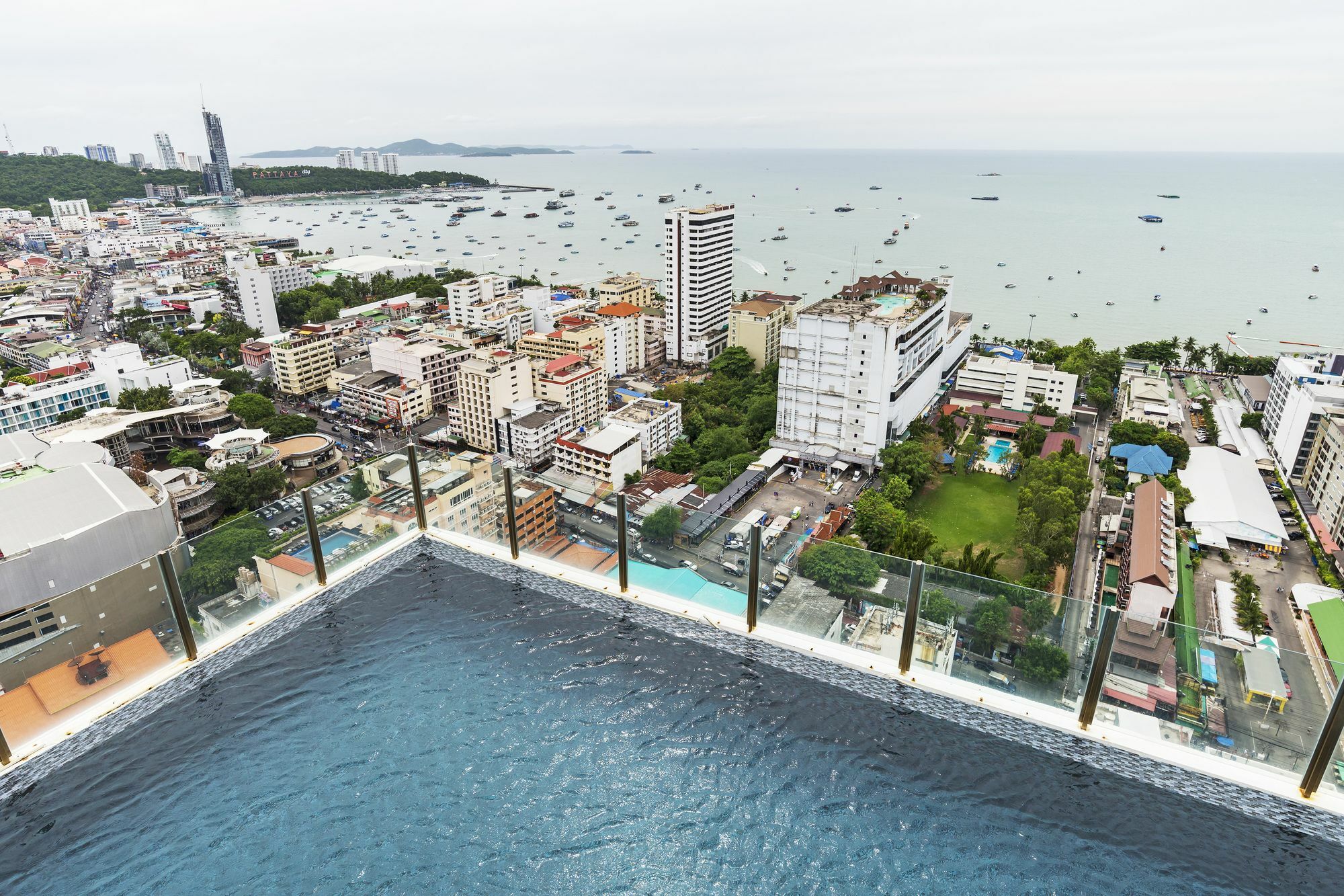 Favstay - The Base Central Pattaya Exterior photo