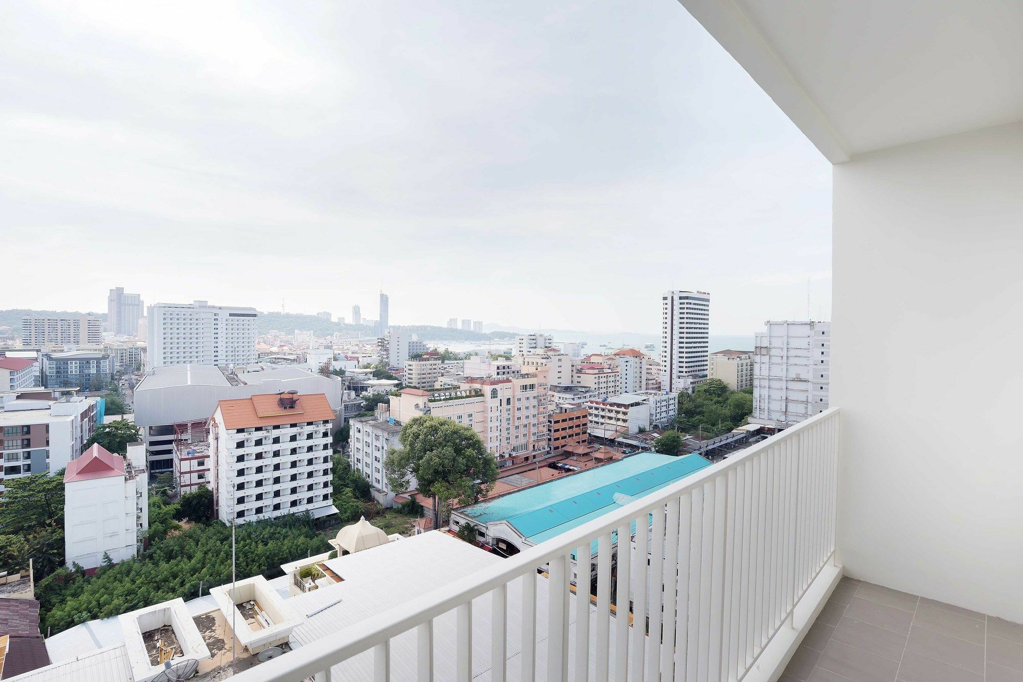 Favstay - The Base Central Pattaya Exterior photo