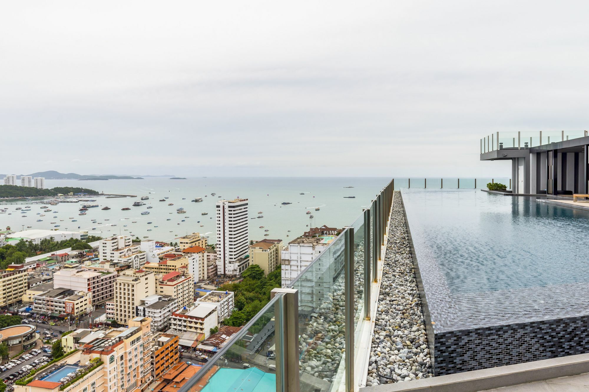 Favstay - The Base Central Pattaya Exterior photo