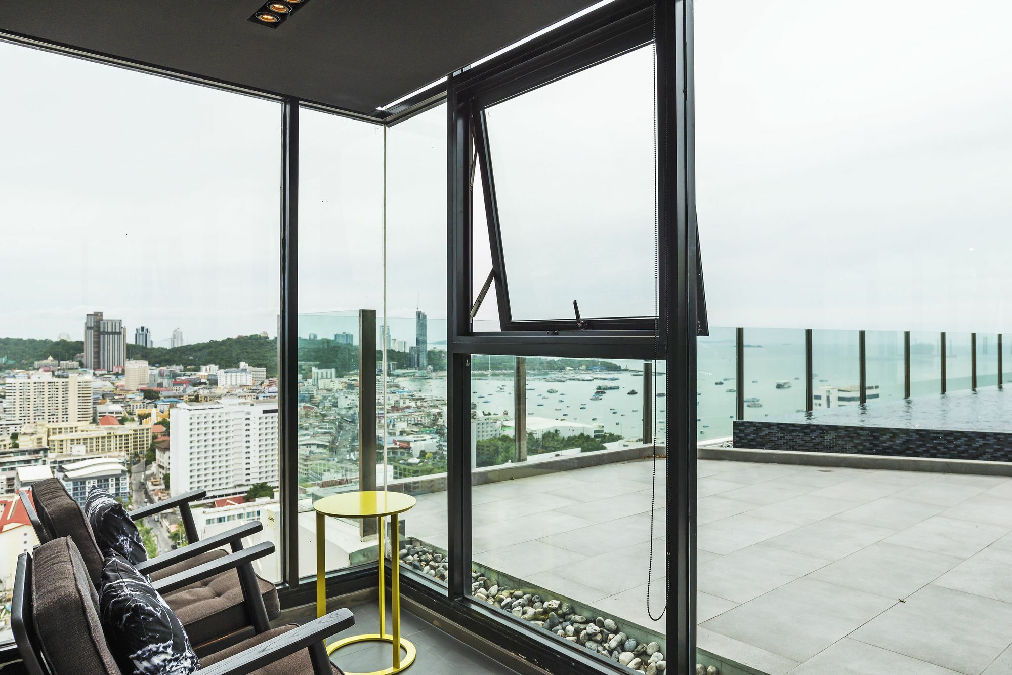 Favstay - The Base Central Pattaya Exterior photo