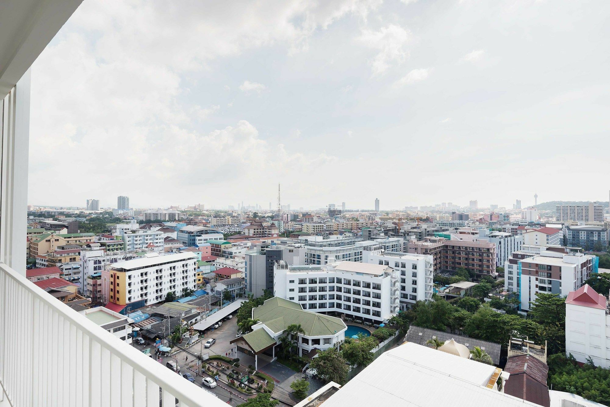 Favstay - The Base Central Pattaya Exterior photo
